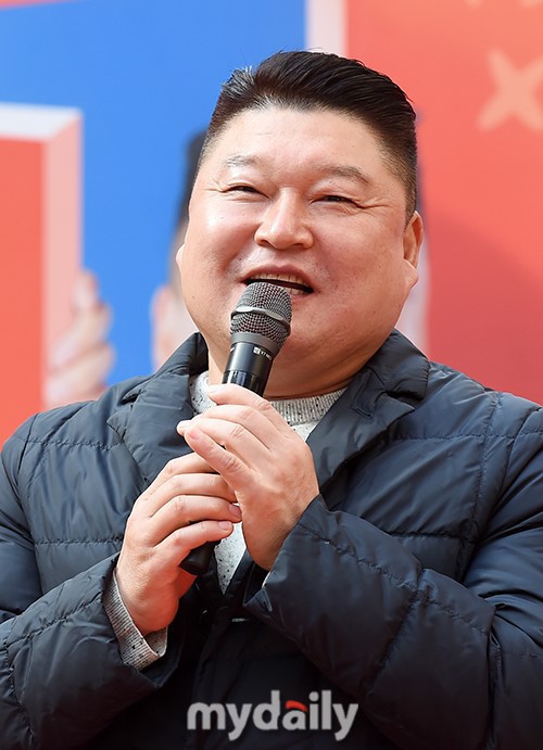 艺人姜虎东首尔参加2019Korea Sale Festa开幕式，经典亲民形象随处可见