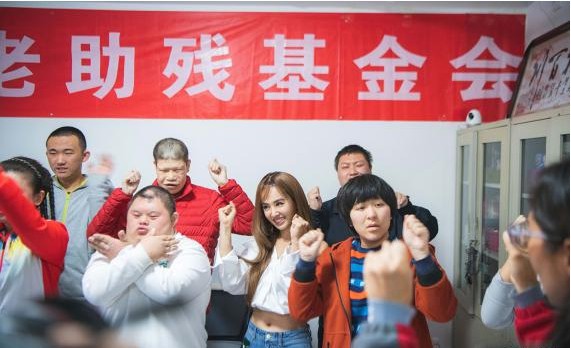 蔡依林低调现身北京某社区，为她代言“安心工坊”公益项目做第一次探访