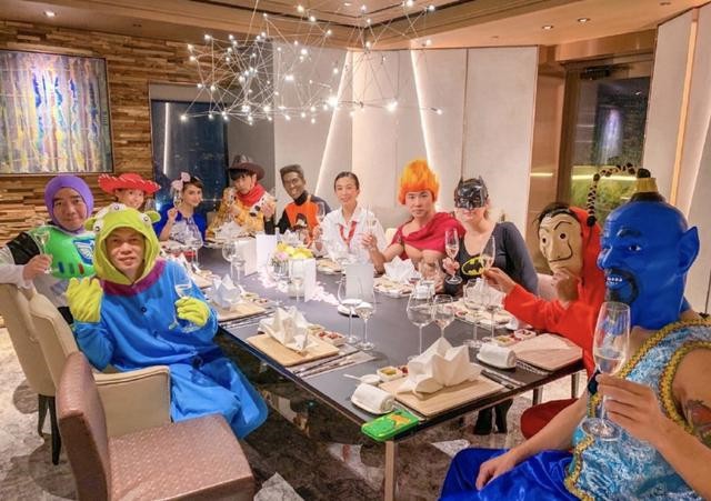 万圣节周杰伦夫妇和刘畊宏夫妇、萧敬腾等人一起过节，几位网上晒出照片