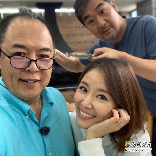 林心如近日晒出和张铁林、张国立合影！张铁林慈祥笑容，张国立搞怪抢镜