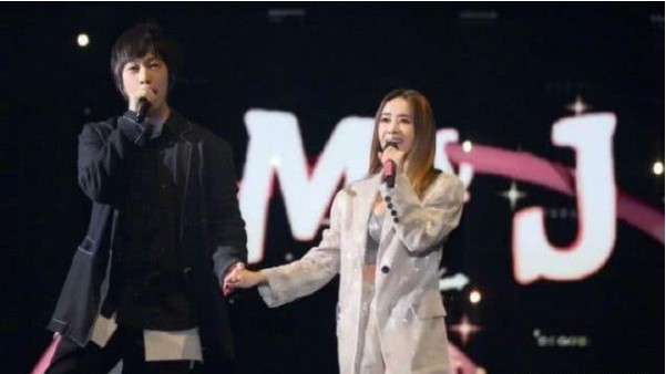 蔡依林微博分享一组美图，随后更新微博晒出自己与阿信演唱会上的互动照