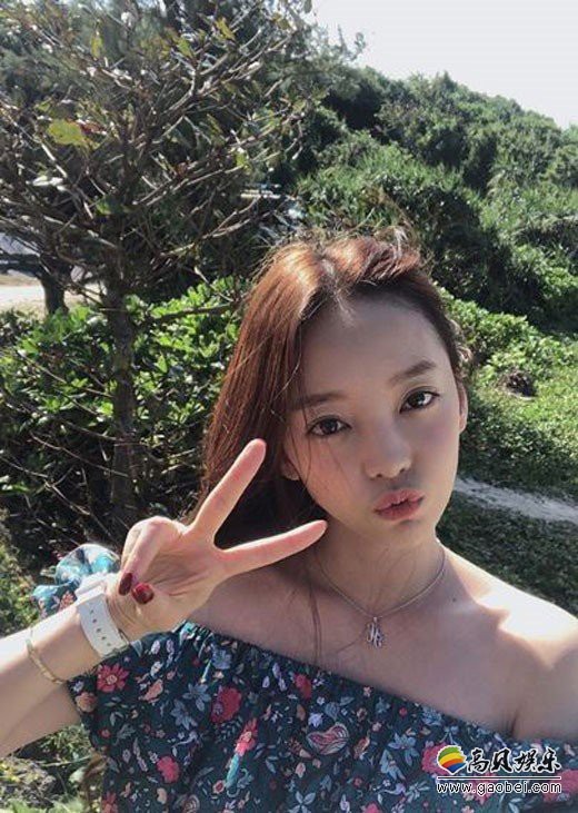 韩国女艺人具荷拉在SNS发布一组近照，以其出众的美貌吸引广大粉丝目光