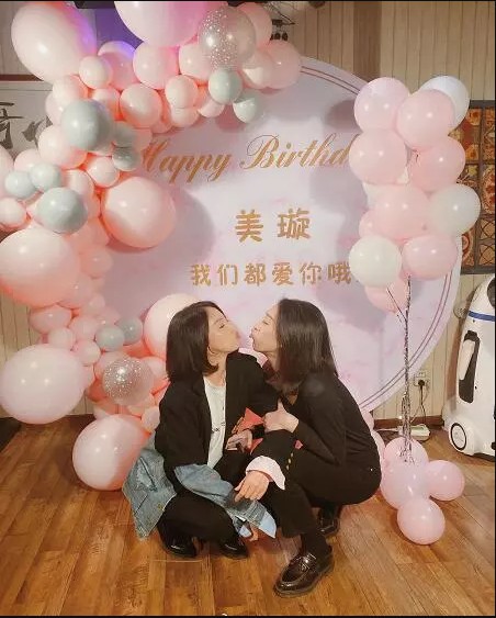 董璇37岁生日，众好友前一晚集体为其庆祝生日，姐妹大晒亲吻合照感情好