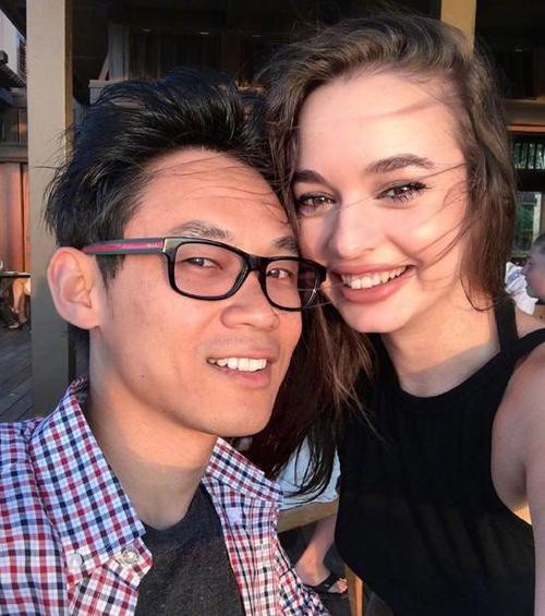 知名好莱坞导演温子仁正式宣布结婚，晒出与爱妻英格丽·比苏手戴婚戒合照