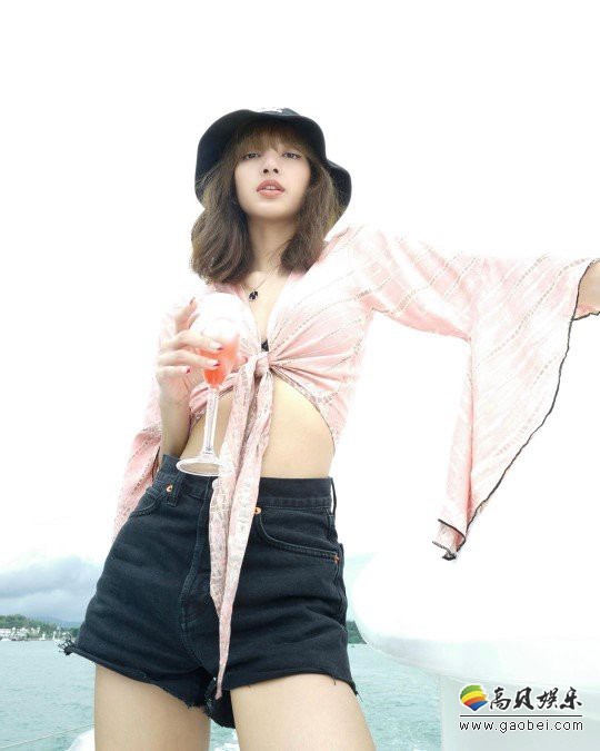 韩国女团BLACKPINK成员LISA发布近照，大秀性感修长美腿吸引人们目光