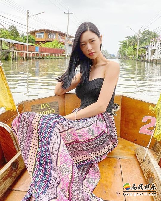 韩国女艺人Clara在社交网站发布近照，大秀性感火爆身材吸引人们的目光