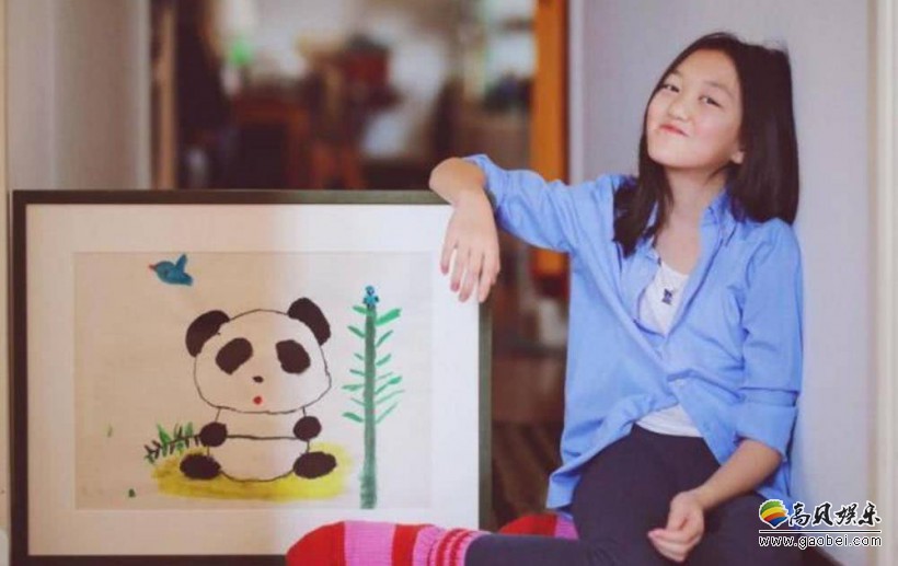 王菲女儿李嫣社交网站晒出自己英文作业，并且配文自嘲“字迹逐渐潦草”