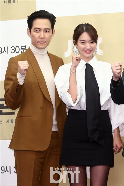 《辅佐官2-改变世界的人们》举行了制作发布会，主演李政宰、申敏儿出席