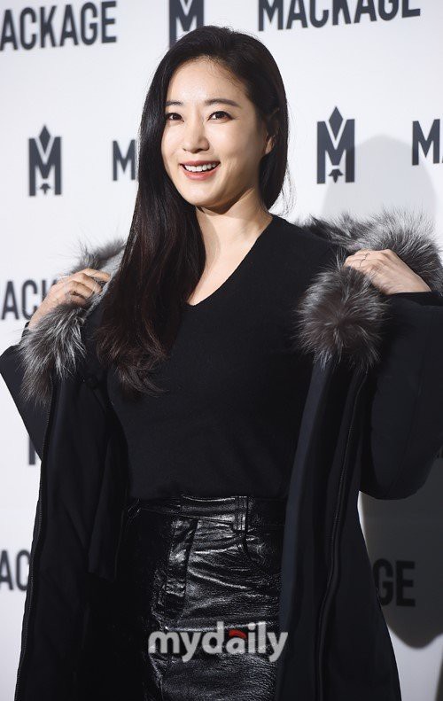 韩国女艺人金莎朗近日在首尔出席某品牌活动，自带性感俏皮魅力展露无遗