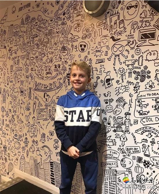 九岁男孩Joe Whale喜欢在课堂涂鸦!父母没有责骂他,而是送他去绘画班 九岁男孩Joe Whale喜欢在课堂涂鸦!父母没有责骂他,而是送他去绘画班