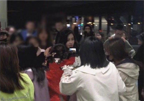 媒体曝光Angelababy粉丝机场被男主播掐脖子画面！打人代拍者微博曝光