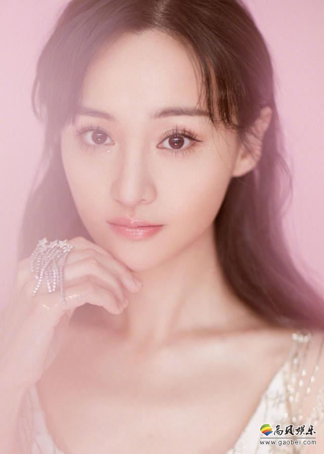 郑爽工作室晒出一组郑爽美照，照片中她披散着一头长发，身穿白色星辰裙