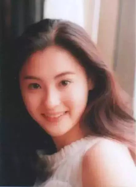 张柏芝旧照曝光，清纯无敌有质感，淡妆出镜仍少女感十足，青春气息满满