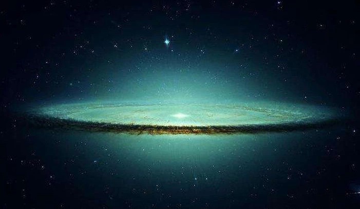 新研究显示，宇宙可能不是像床单一样平坦，而是像个巨大的气球一样弯曲