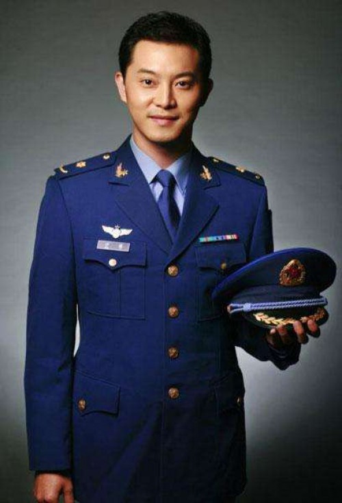 11月11日中国人民空军成立70周年,演员沙溢晒出自己身穿空军军装旧照