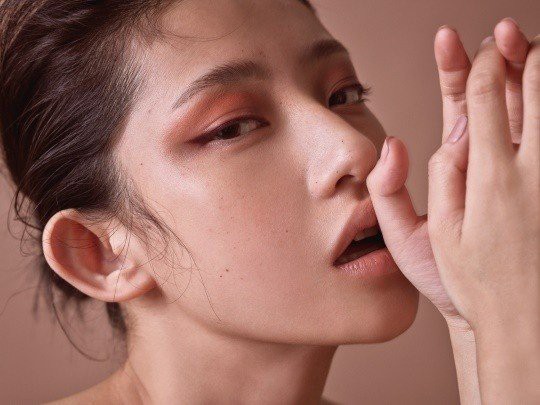 韩国女模特卢英珠为某杂志最新一期拍摄写真，她的另类个性风格表露无遗