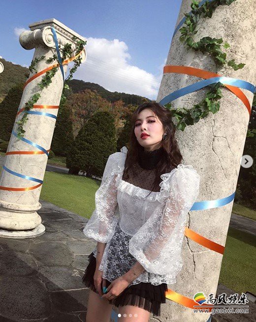 韩国女歌手泫雅近日在社交网站发布一组近照，大展性感魅力吸引粉丝目光