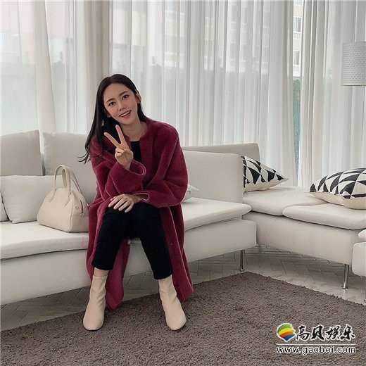 秋瓷炫在自己Instagram留言公开照片！身穿酒红色大衣，露出灿烂的笑容