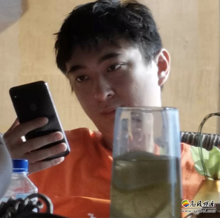 网友某高级酒店餐厅偶遇“被限制消费”风波的王思聪!服务员都为他服务 网友某高级酒店餐厅偶遇“被限制消费”风波的王思聪!服务员都为他服务
