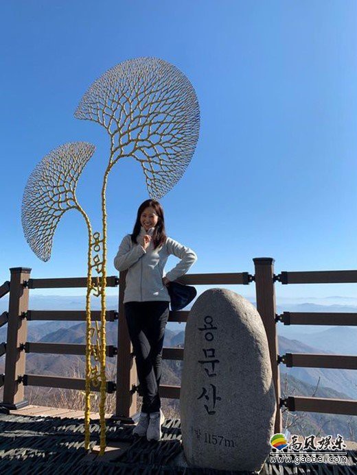 韩国女团少女时代成员权俞利近日在SNS发布一组近照，吸引广大粉丝目光