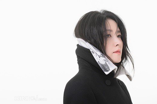 重返大银幕的韩国女艺人李英爱近日为某电影杂志最新一期拍摄了一组写真