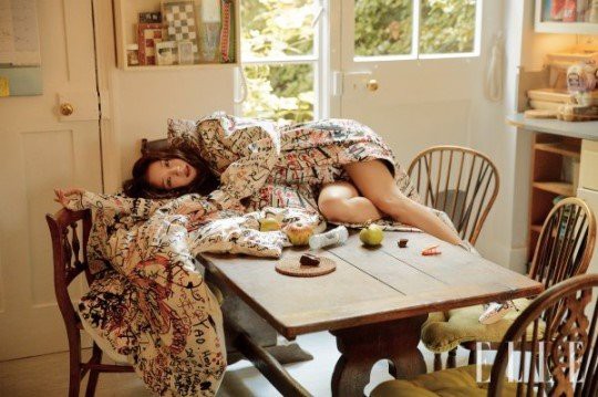 BLACKPINK成员JISOO拍摄杂志最新封面照，展现与其以往不同嬉皮风格