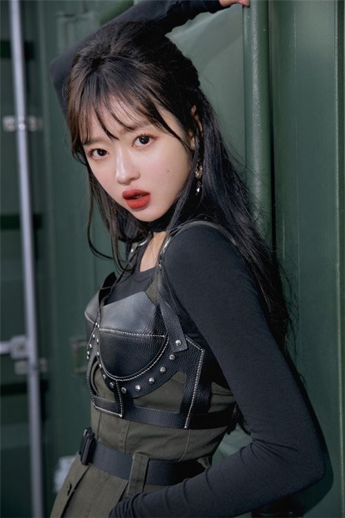 OH MY GIRL成员YooA(柳諟我)最新时尚画报！完美之唇妆营造出致命氛围