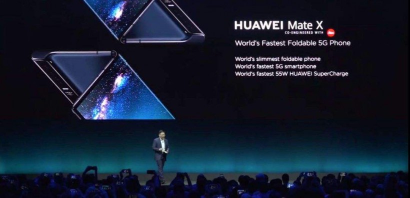华为折叠屏手机Mate X 5G“秒售罄”采用柔性折叠屏，展开时可达八英寸
