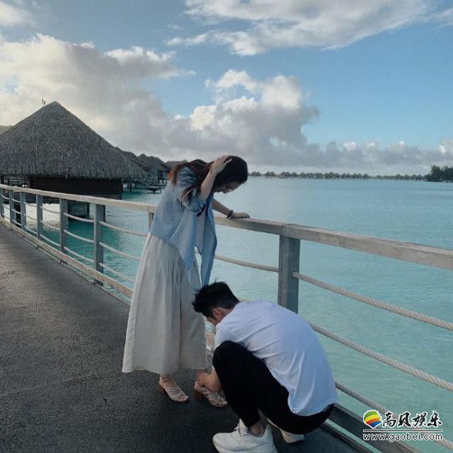 窦骁上传与女友何超莲度假恩爱照，为女友系鞋带瞬间被拍下来，满满甜蜜