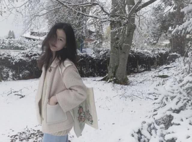 王菲13岁女儿李嫣晒出一张雪景美照，李嫣在雪景中的神态神似她妈妈王菲