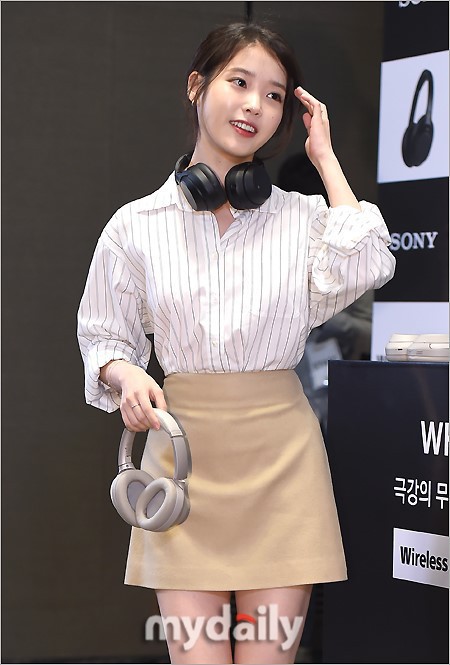 IU出席代言某品牌新品发布会，敬业展现代言产品之余，不忘展现甜美笑容