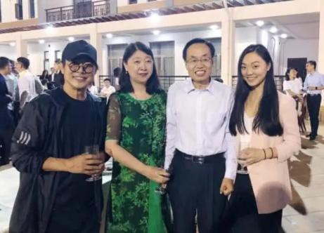 李连杰晒出带女儿参加公益活动照片！大女儿jane长发披肩，穿着素色正装
