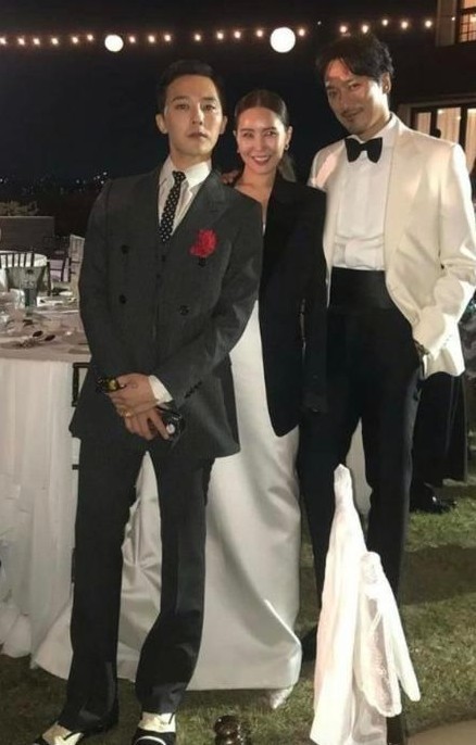 金敏俊今年10月与GD姐姐权多美结婚，因此小舅子GD赠送咖啡车为其应援