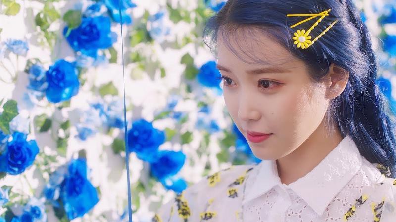 女歌手IU将公开迷你五辑《Love poem》的全新主打歌《Blueming》全曲