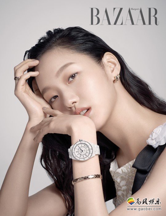 金高银为某杂志最新一期拍摄写真照，特有的女性冷峻、干练气质油然而生