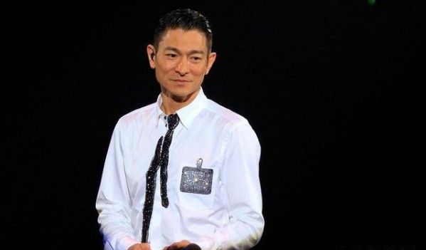 自媒体发布《人潮汹涌》拍摄片场路透，称刘德华遭遇年轻演员片场耍大牌