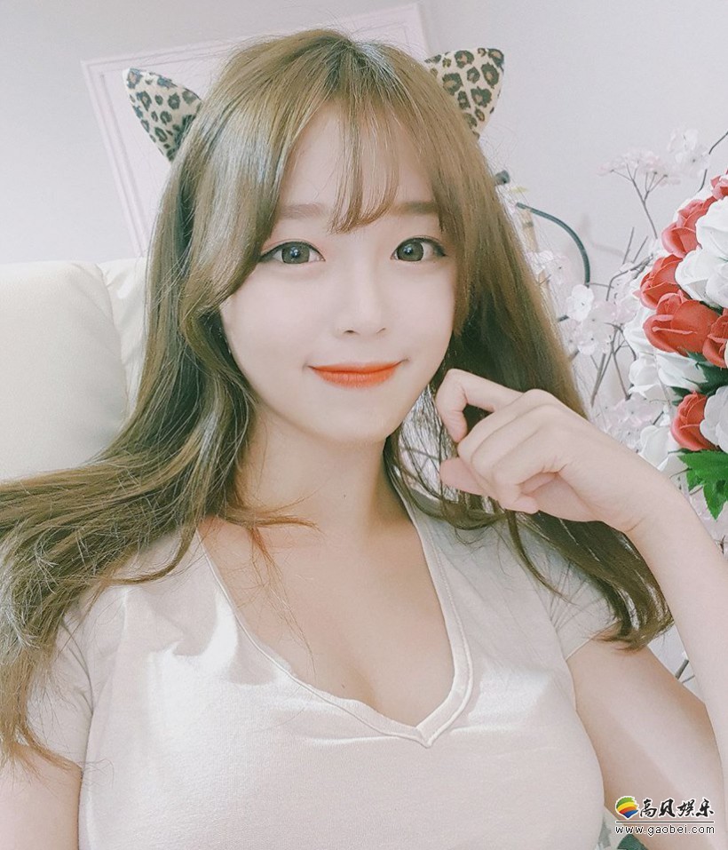 韩国女主播金爱英coco!在纤瘦甜美脸蛋下,有着和脸蛋相反的肉肉身材