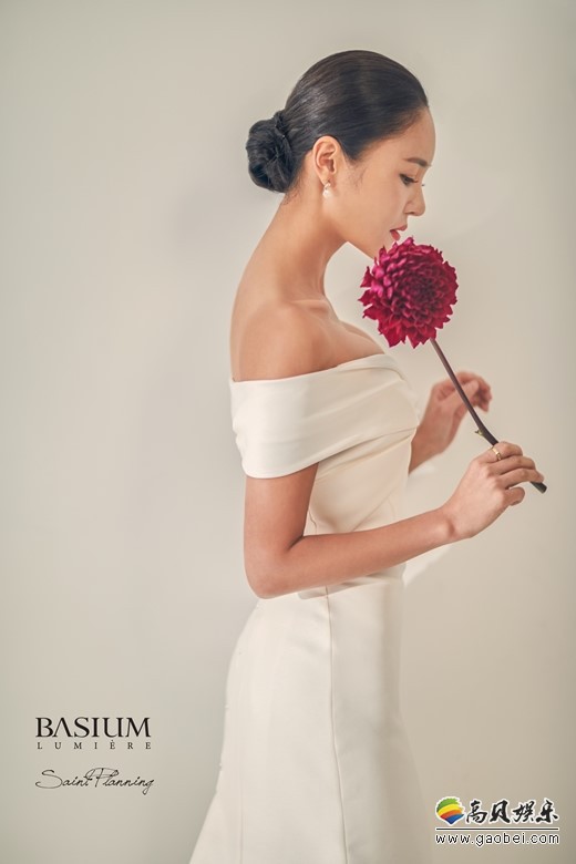 即将于下个月举行婚礼的金美妍为某杂志最新一期拍摄婚纱主题的写真美照