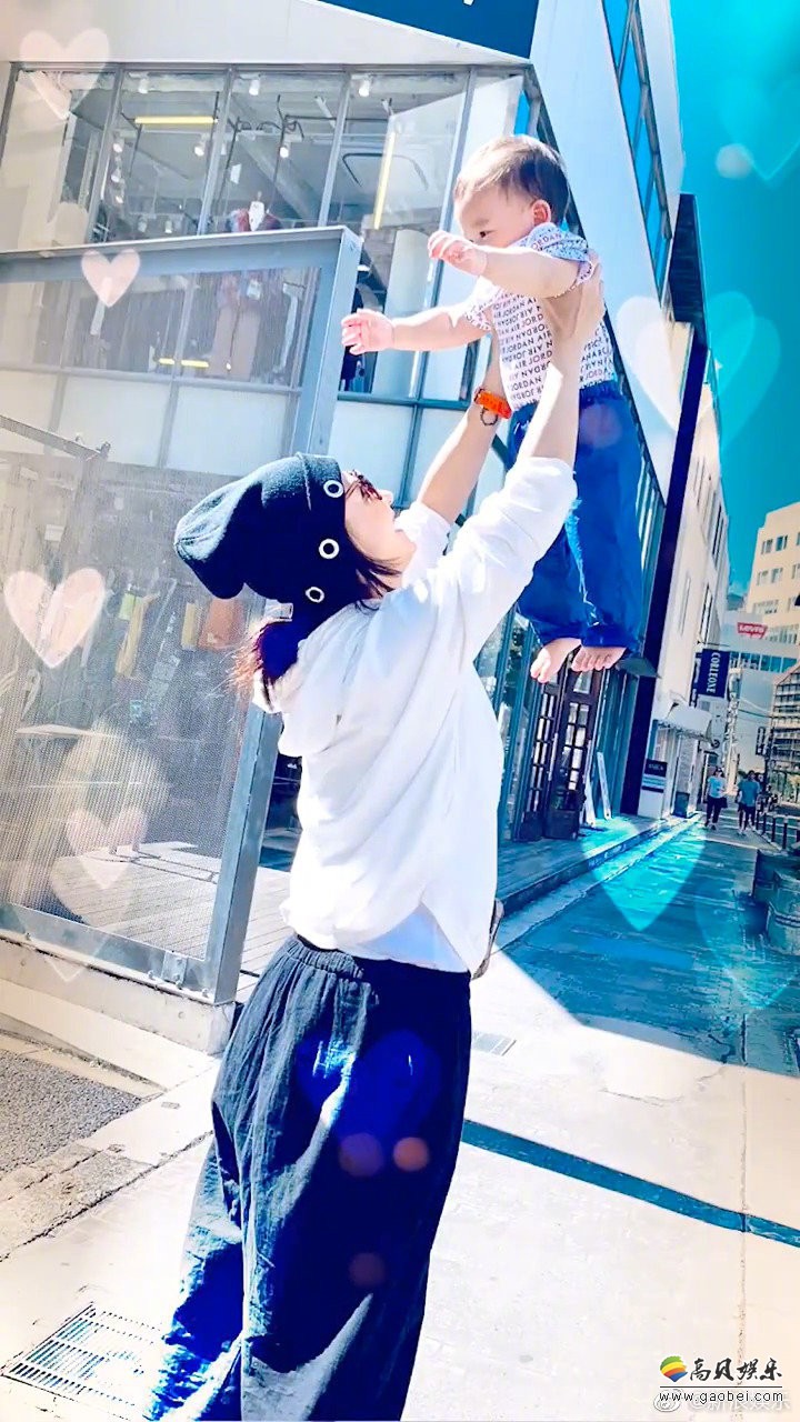 张柏芝晒出漫画视频为三儿子庆祝周岁生日，张柏芝首次晒出最小儿子照片