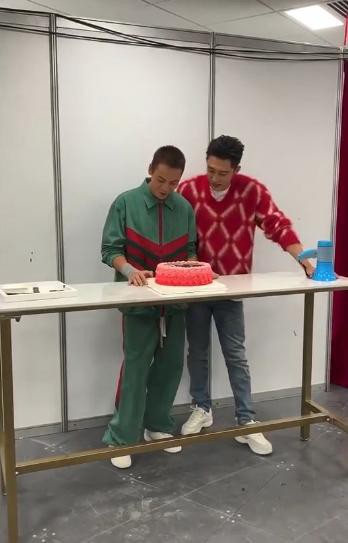黄景瑜为陈伟霆提前庆生视频曝光，视频中黄景瑜送了陈伟霆一个恶搞蛋糕