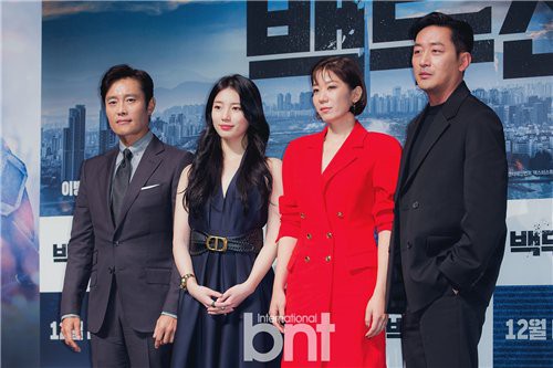 《白头山》举行了制作发布会，主演裴秀智、河正宇、李秉宪、全慧珍出席