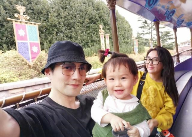 杜若溪微博晒出与老公和女儿同游迪士尼照片！怀抱肉肉一家三口十分幸福