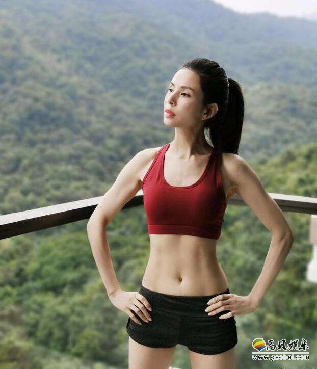 李若彤微博晒出美照！身穿红色运动内衣，将头发扎成高马尾，精神又飒气