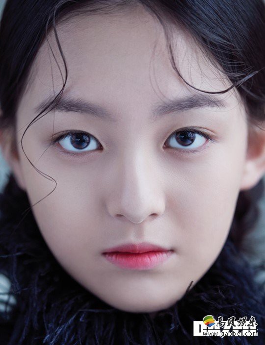 朴智厚为某杂志最新一期拍摄杂志写真，黑白与彩色交织体现少女独有意境