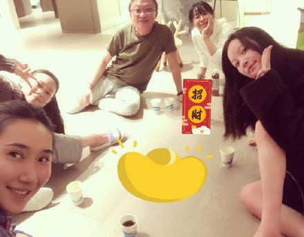 倪妮分享新剧暖房照“一家人就该整整齐齐”四位好友出镜却不见邻居陈坤