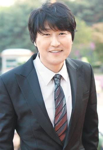 奉俊昊凭借《寄生虫》首次获得青龙奖最佳导演，宋康昊失落最佳男主角奖
