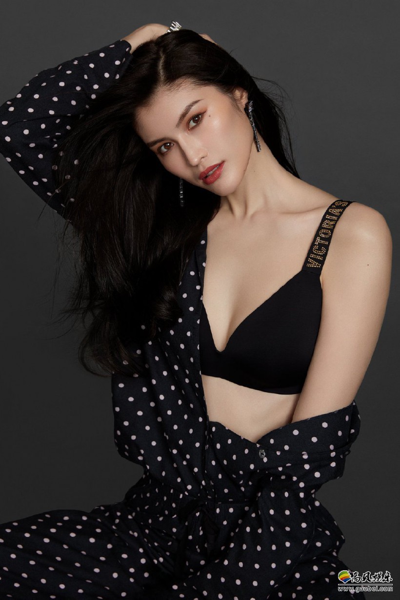 国际名模何穗写真美照！具有标准东方美人长相的她，在国外也是备受欢迎