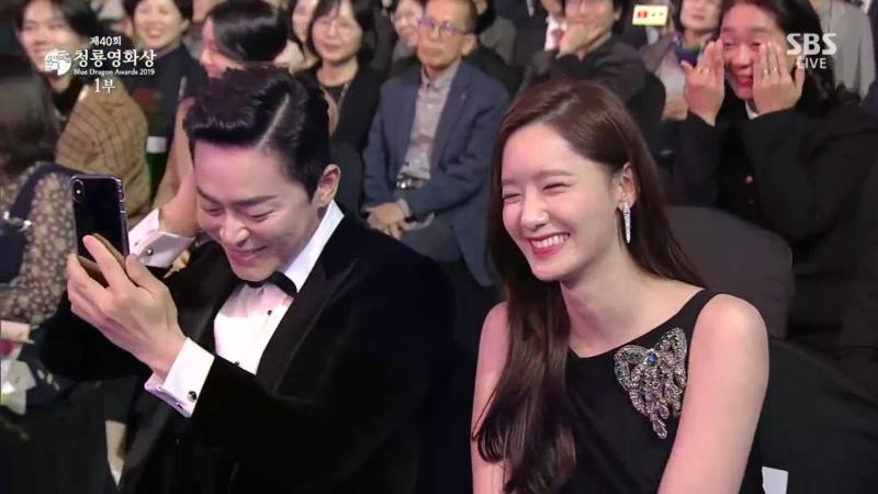 《极限逃生》导演上台领取最佳新人导演奖，发表获奖感言，发生搞笑一幕