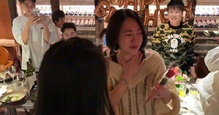 小S微博晒出二女儿给自己送礼物温馨照片，手拿康乃馨拥抱女儿感动飙泪