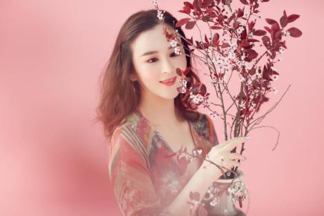 曾饰演周芷若的刘竞近日曝光一组写真！人比花娇花无色，红粉佳人体态妍